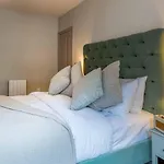 Beautiful Modern 1 Bedroom Apartment, City Centre