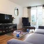 Burgess Yard 2-Bedroom Cottage, Bath