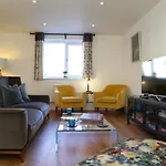 Burgess Yard 2-Bedroom Cottage, Bath