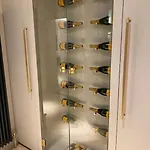 Luxury Georgian Apartment - 5 Minute Walk To Spa