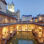 Spacious Apartment Central Bath