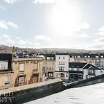 Central Townhouse With Garden & Free Parking