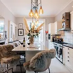 Central Townhouse With Garden & Free Parking