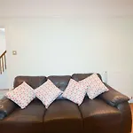 Fantastic 4 Bedroom House In Bath With Garden