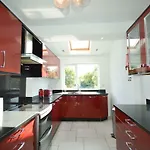 Fantastic 4 Bedroom House In Bath With Garden