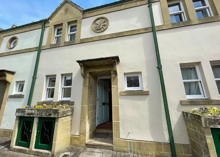 Circus Mews Townhouse:2 Beds:2 En-Suite Baths:Parking:City Centre:Quiet Area