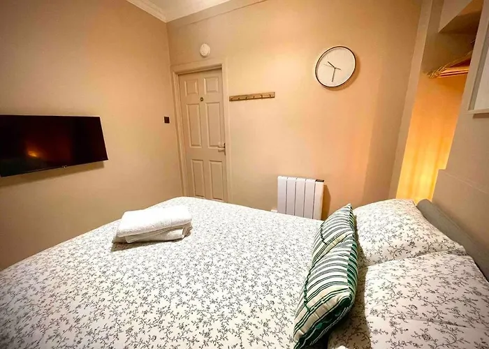 Newly Refurbished, Central Apartment With Permit Parking
