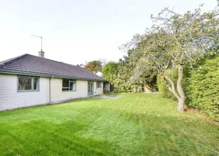 Innisfree, Central Bath, Sleeps 16, Free Parking, Free Fast Wifi