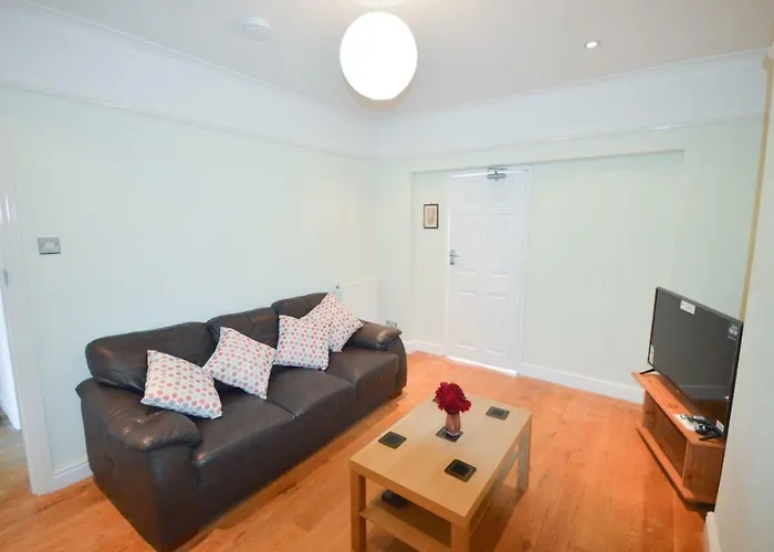 Fantastic 4 Bedroom House In Bath With Garden