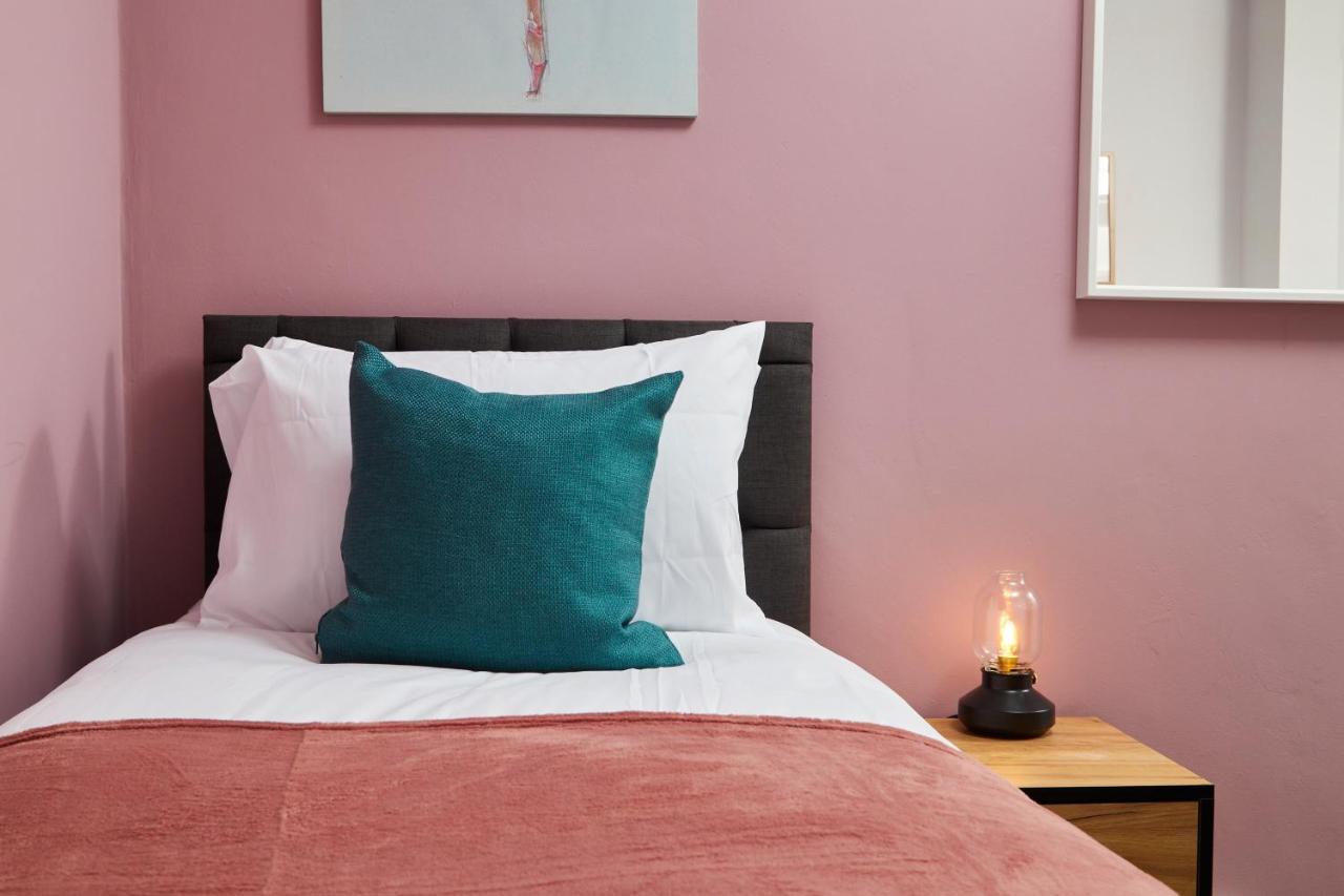 Wonderful In With Garden - Sleeps 8