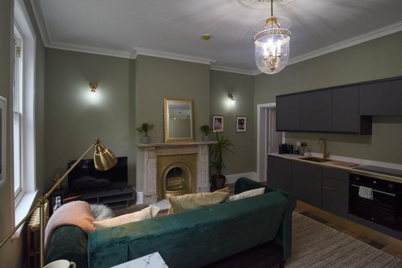 London Street Apartment *