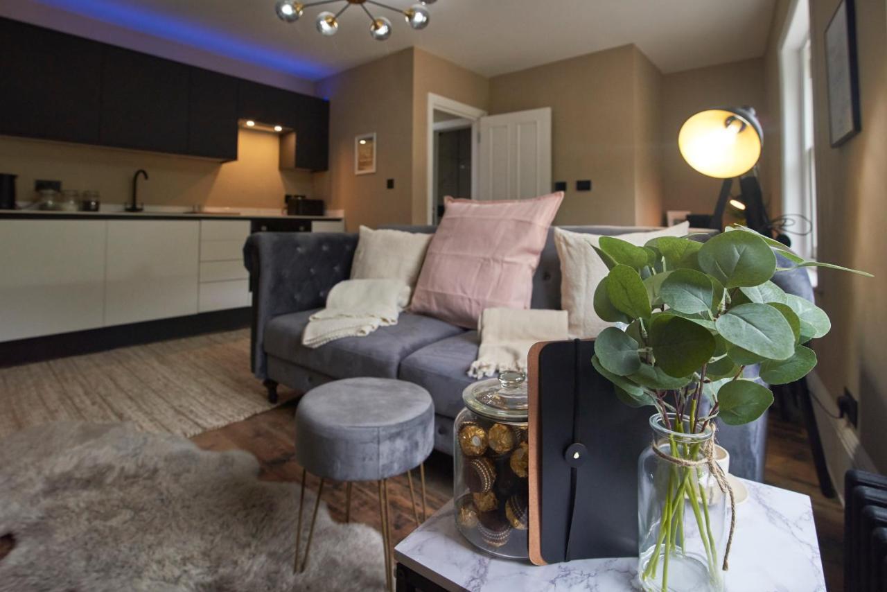 London Street Apartment *