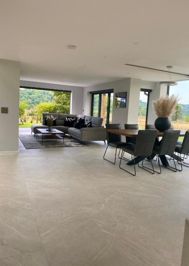 Stunning Modern Set In Beautiful Grounds. Holiday home