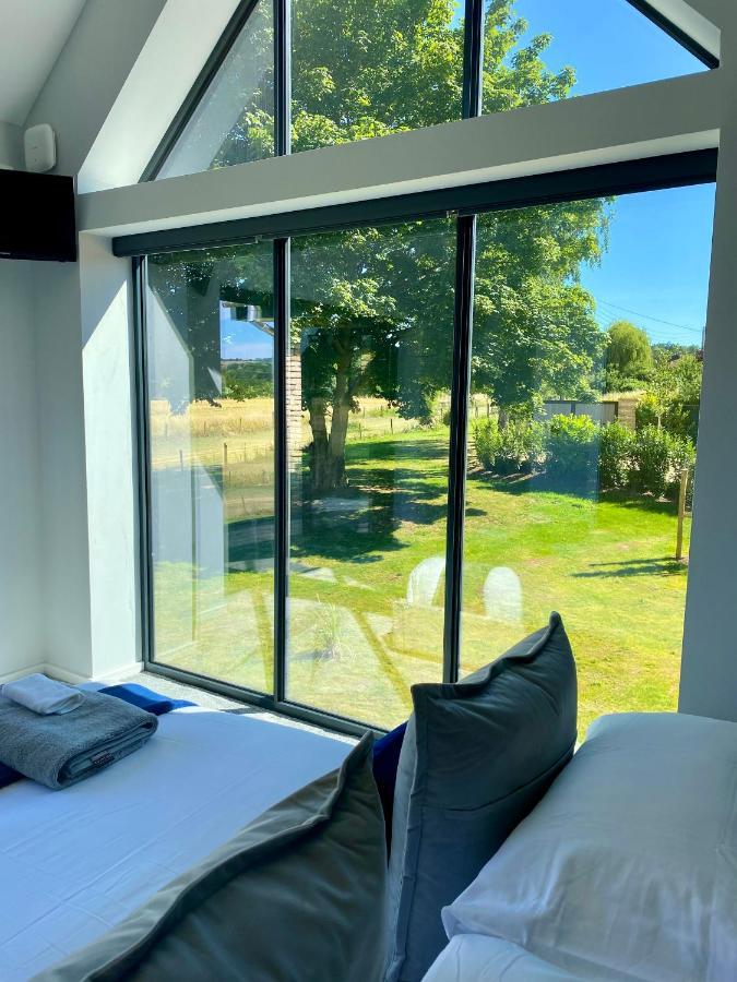Stunning Modern Set In Beautiful Grounds.
