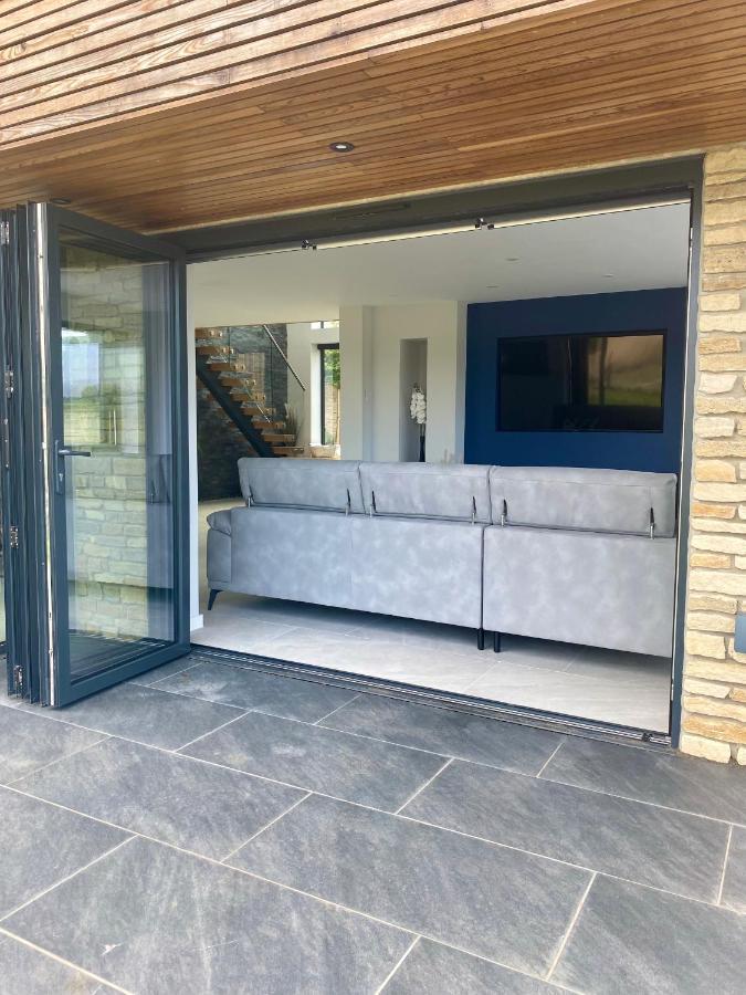 Stunning Modern Set In Beautiful Grounds.