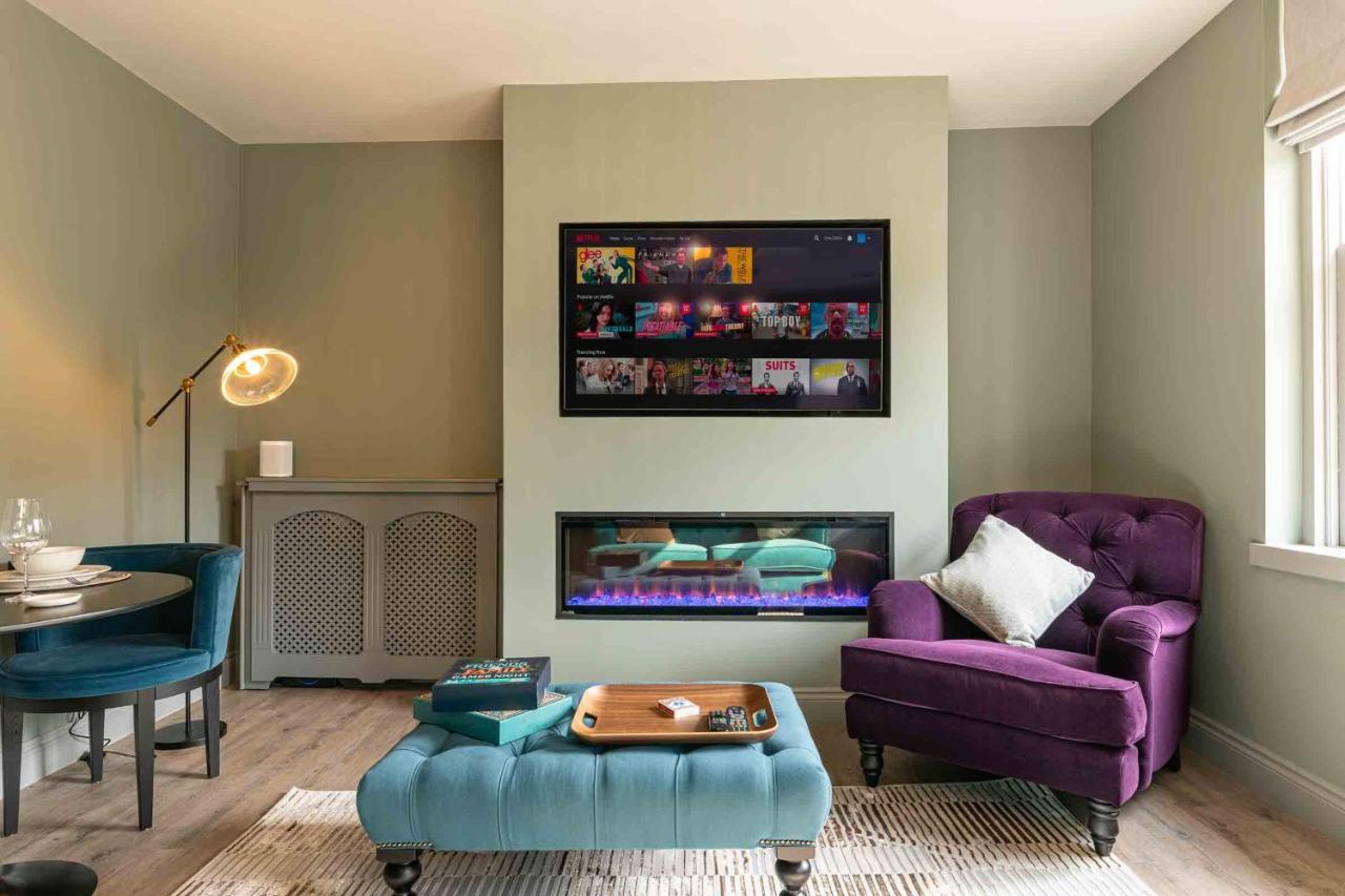 Beautiful Modern 1 Bedroom Apartment, Centre *