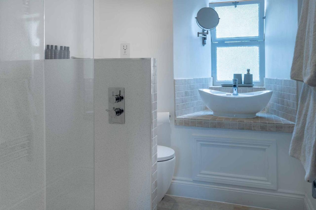 Beautiful Modern 1 Bedroom Apartment, Centre *