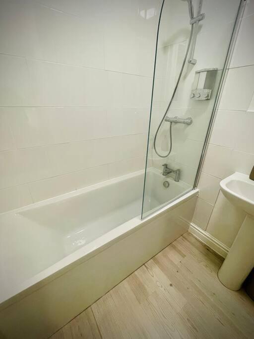 Apartment Newly Refurbished, With Permit Parking Bath