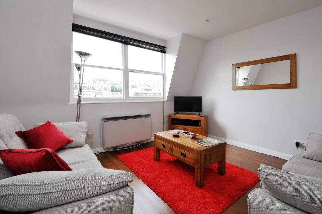 Spacious Apartment *
