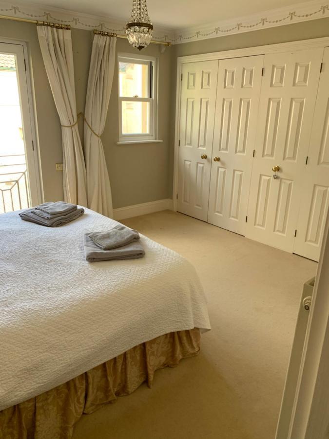 Circus Mews Townhouse:2 Beds:2 En-suite Baths:parking:city Centre:quiet Area