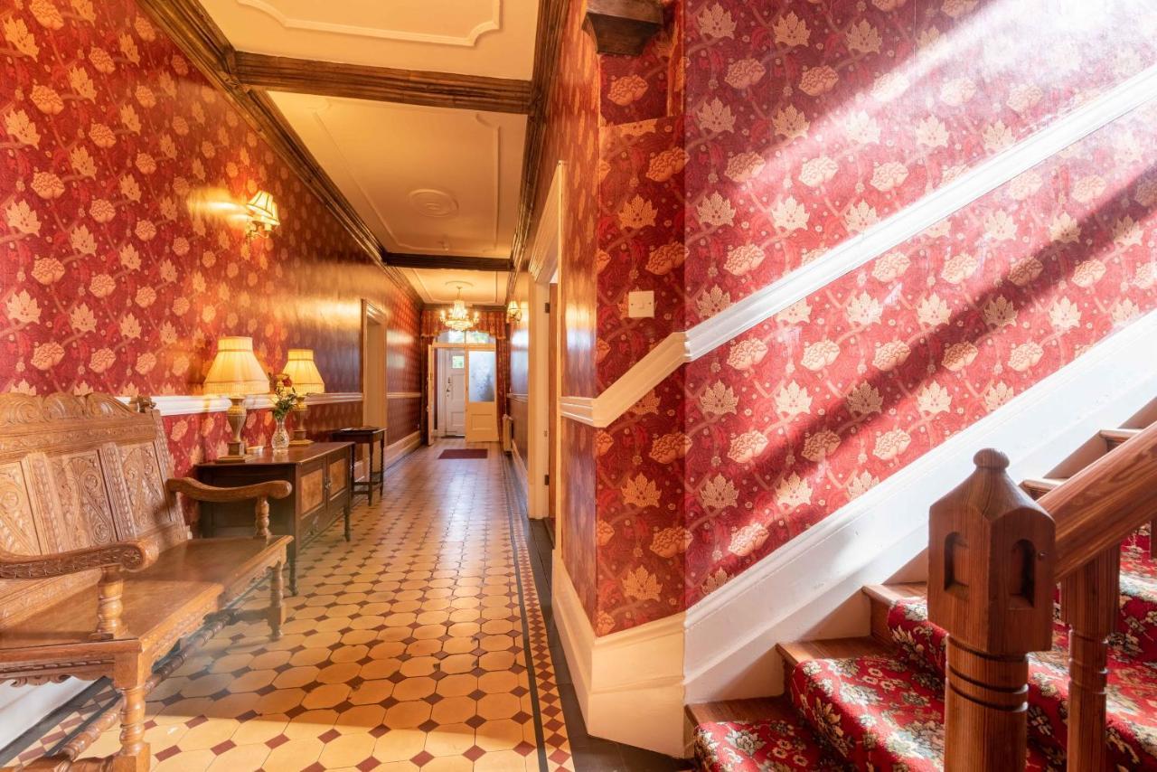 Cholwell Hall Villa