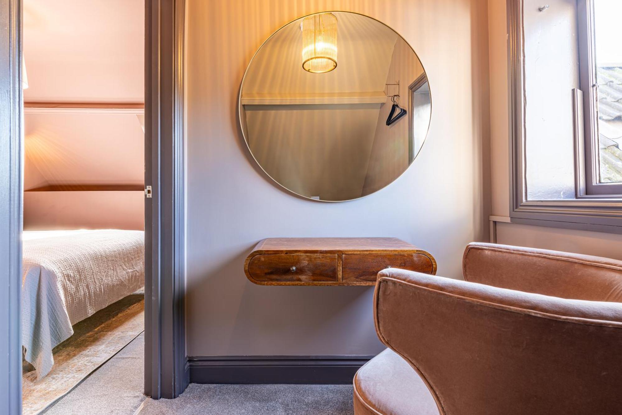Silcox House Apartment Bath