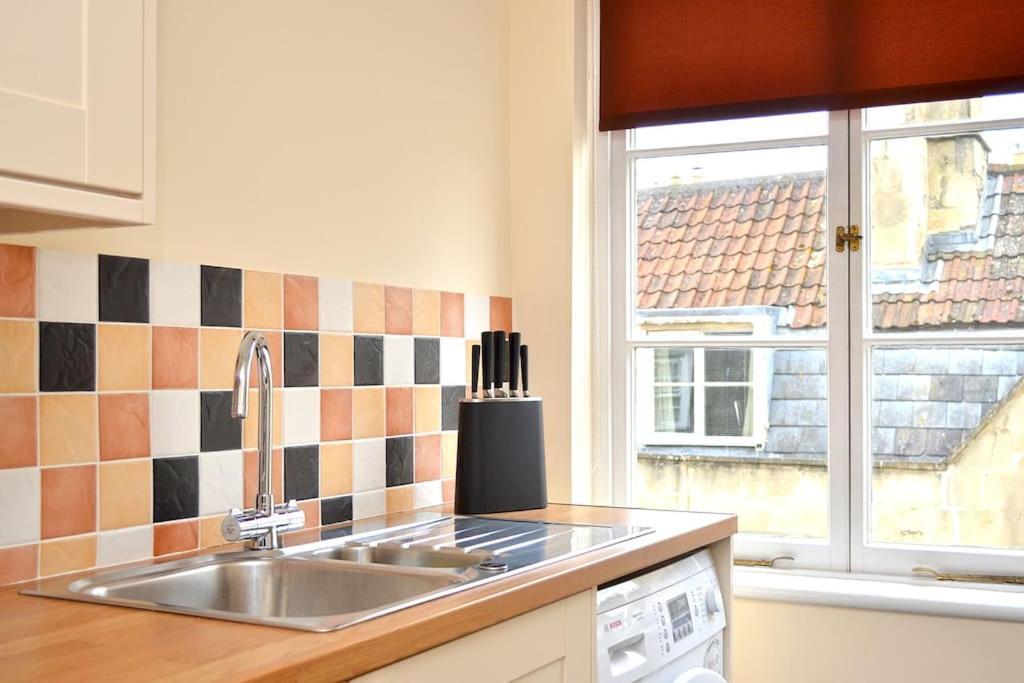**spotless, Bright 2 Double Bed, Period Features** Apartment