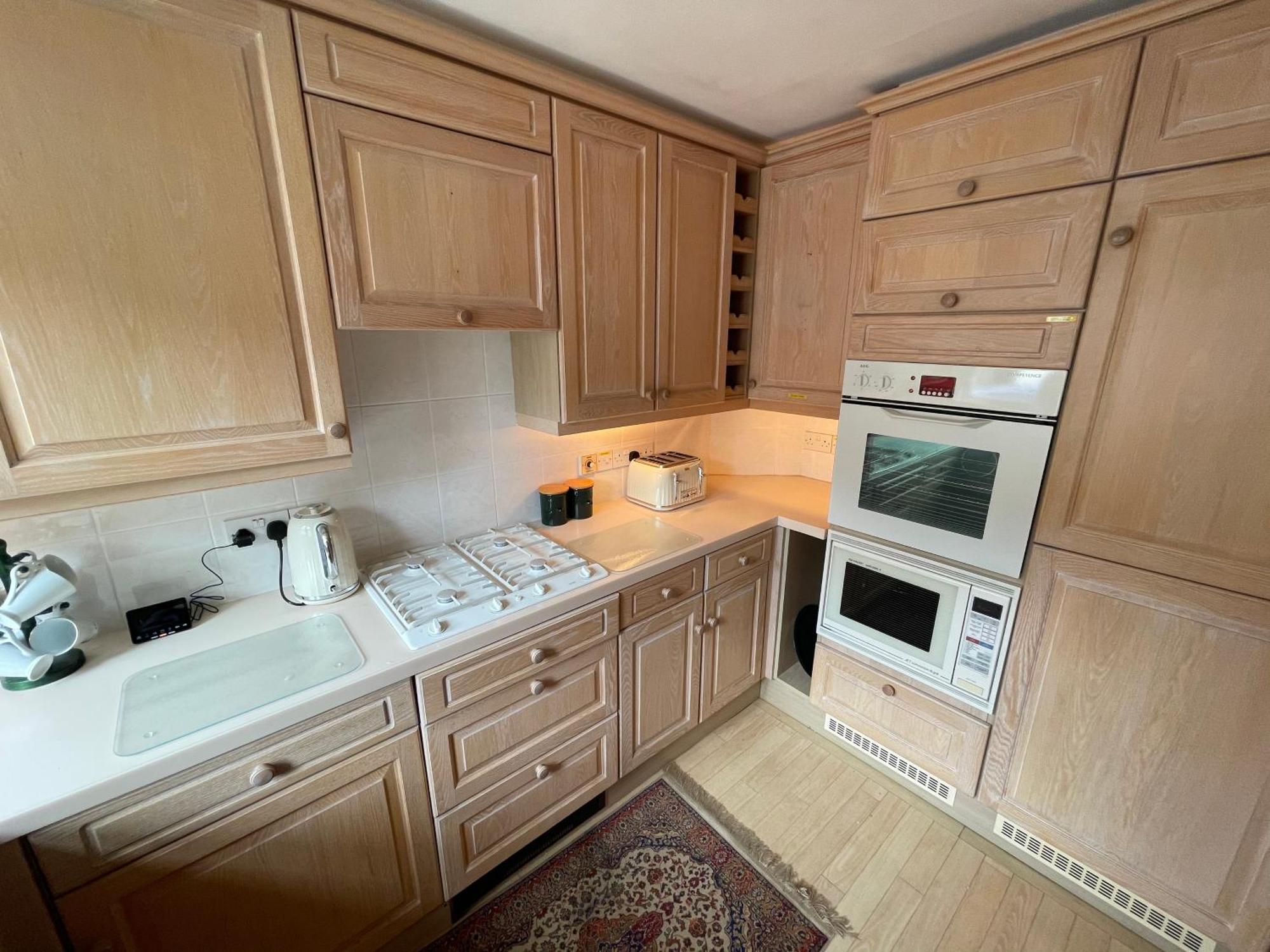 Circus Mews Townhouse:2 Beds:2 En-suite Baths:parking:city Centre:quiet Area *