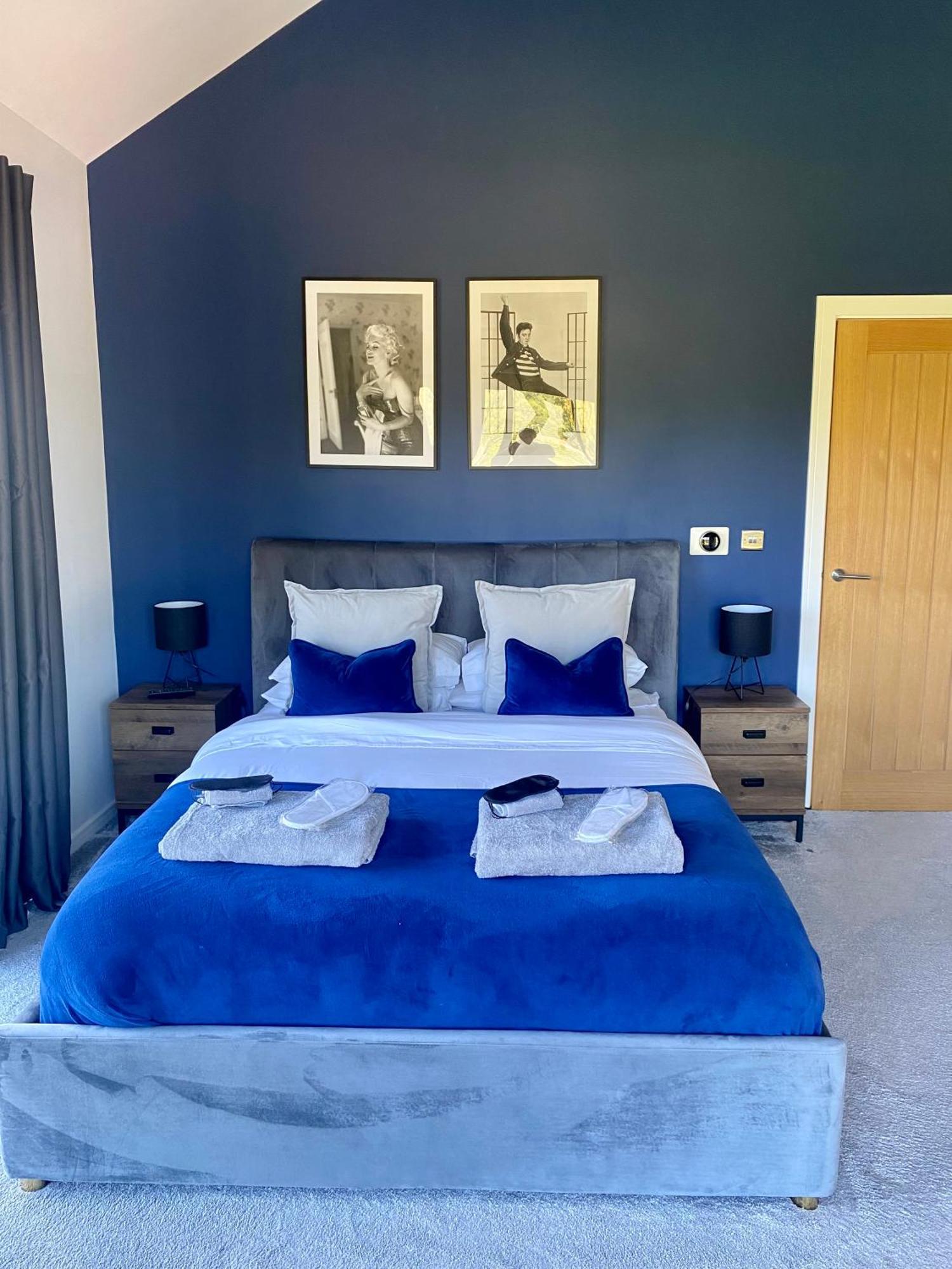 Stunning Modern Set In Beautiful Grounds. Bath
