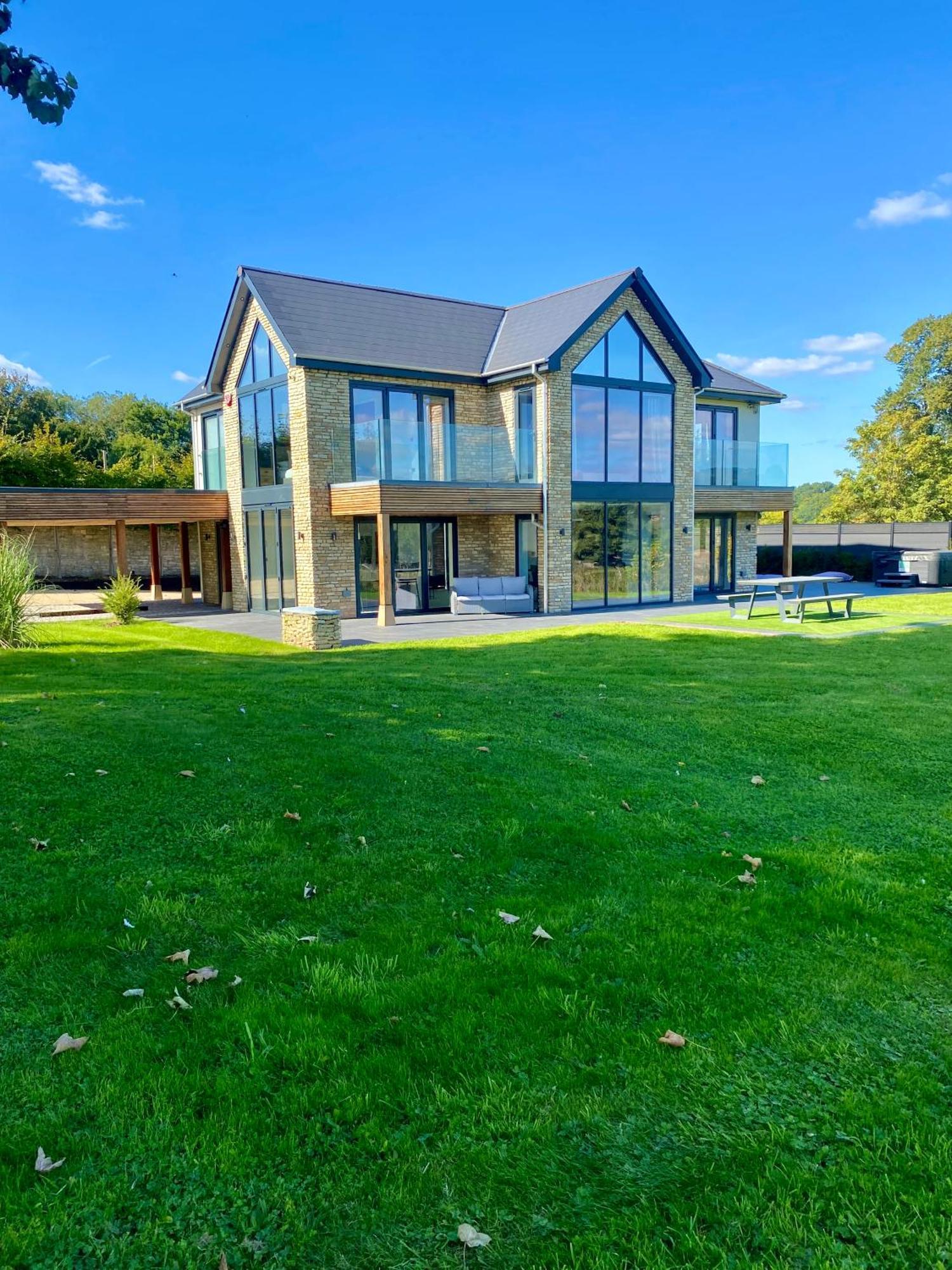Stunning Modern Set In Beautiful Grounds. Bath