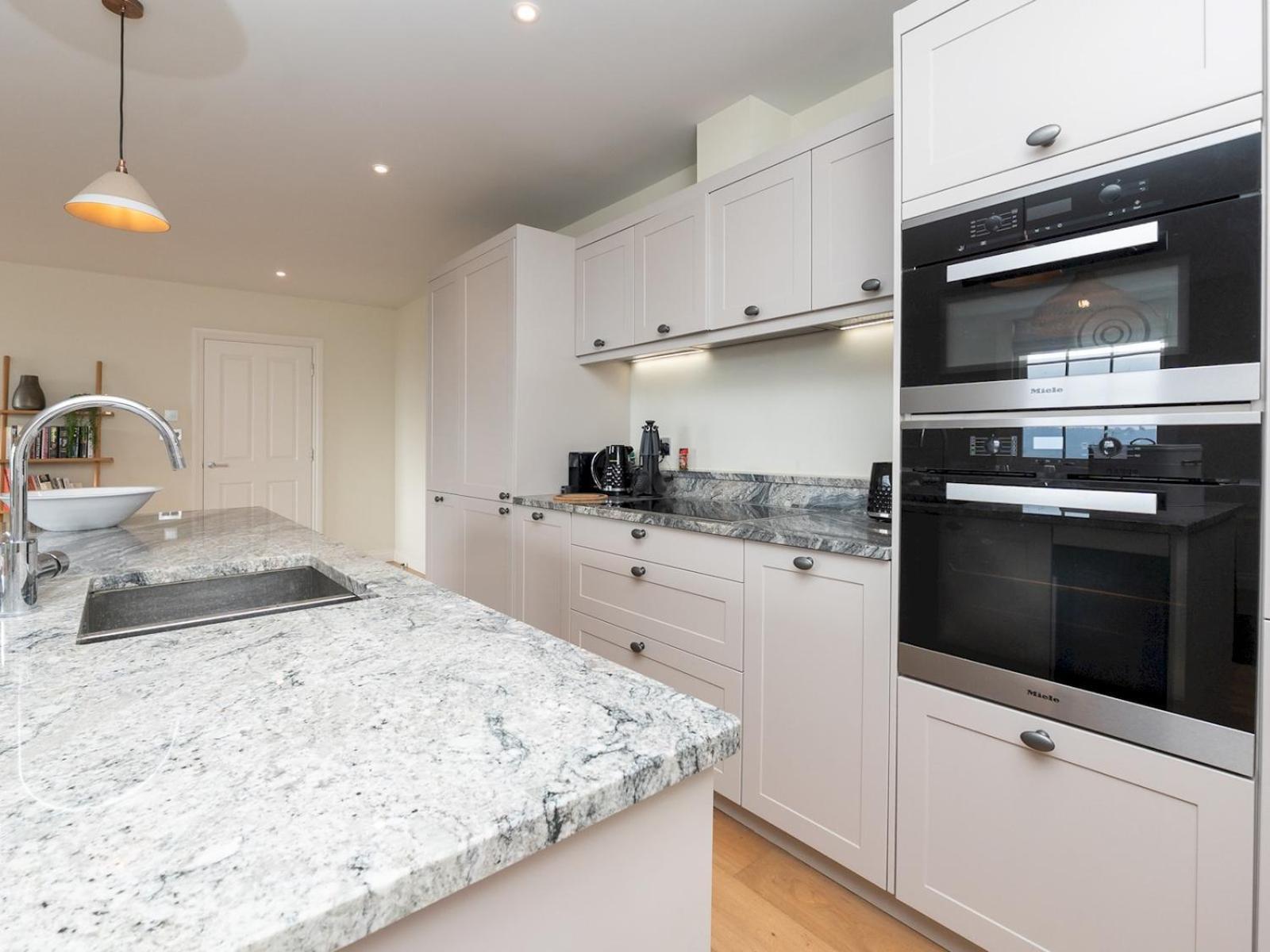 Pass The Keys With Stunning Views And Free Parking Apartment