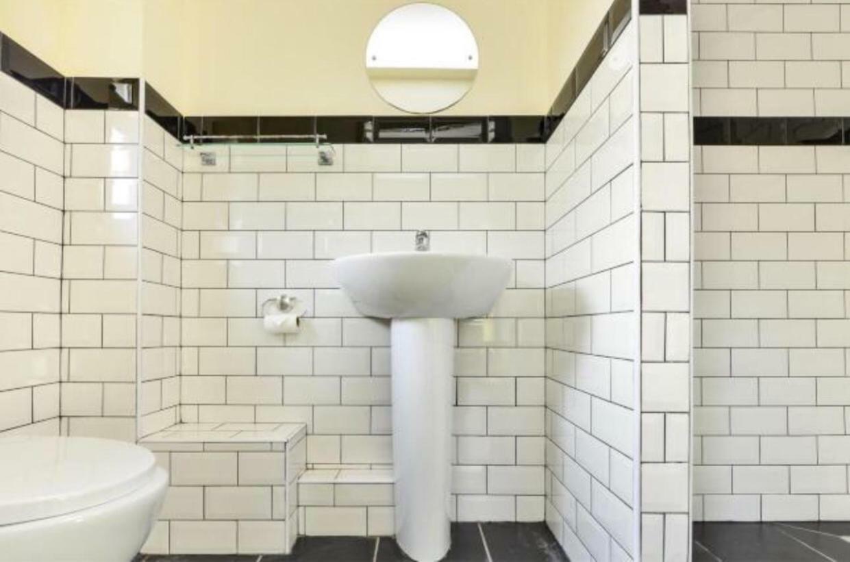 Innisfree, Central Bath, Sleeps 16, Free Parking, Free Fast Wifi