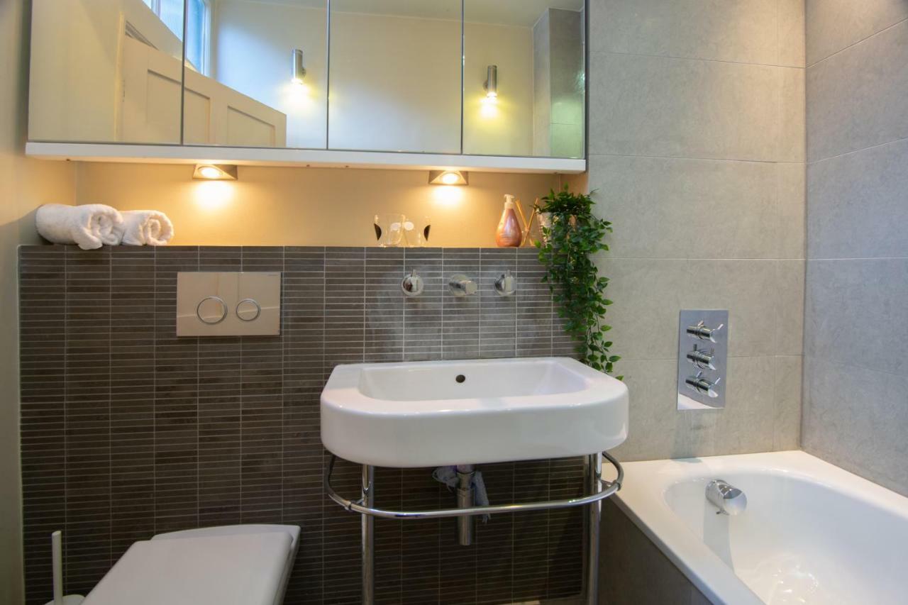 Stunning Royal Crescent With 3 Bedrooms Bath