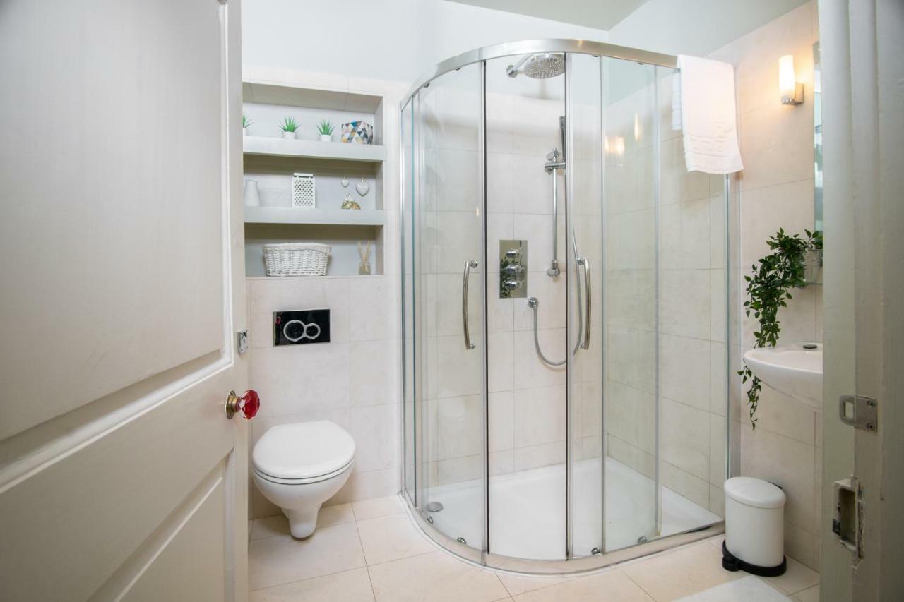 Stunning Royal Crescent With 3 Bedrooms Apartment *