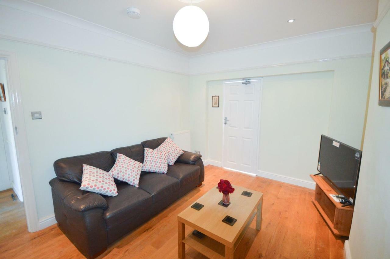 Fantastic 4 Bedroom House In With Garden * Bath