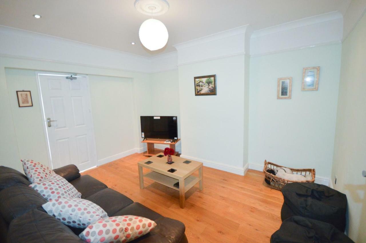 Holiday home Fantastic 4 Bedroom House In With Garden *
