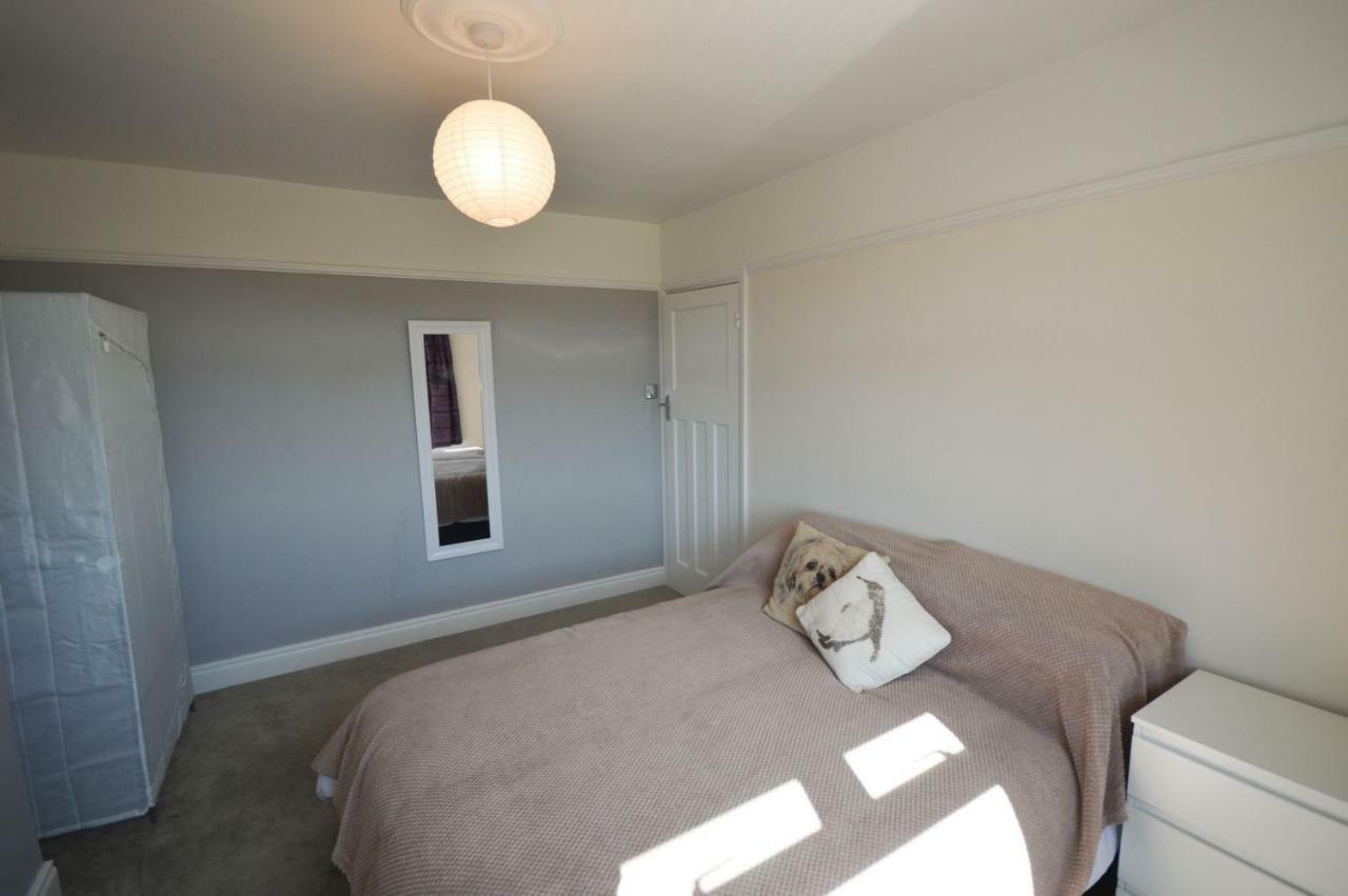Holiday home Fantastic 4 Bedroom House In With Garden Bath