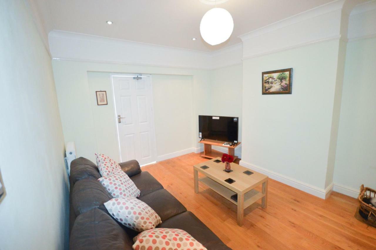 Fantastic 4 Bedroom House In With Garden Bath