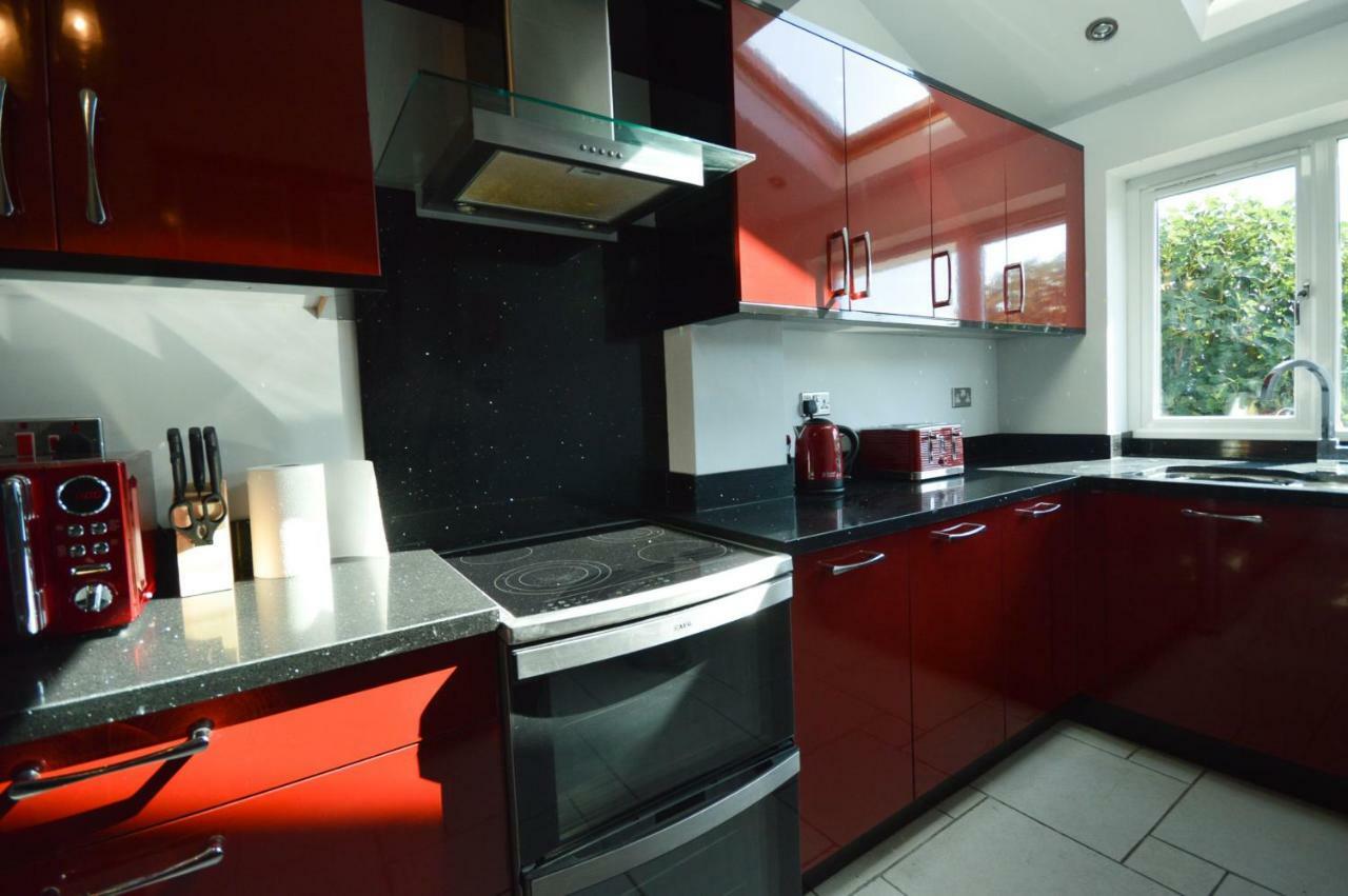 Fantastic 4 Bedroom House In With Garden Bath