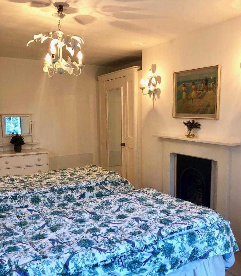 Lauras Townhouse Grand Garden Bath