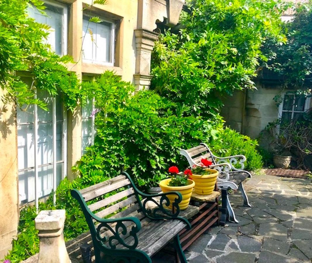 Lauras Townhouse Grand Garden Apartment
