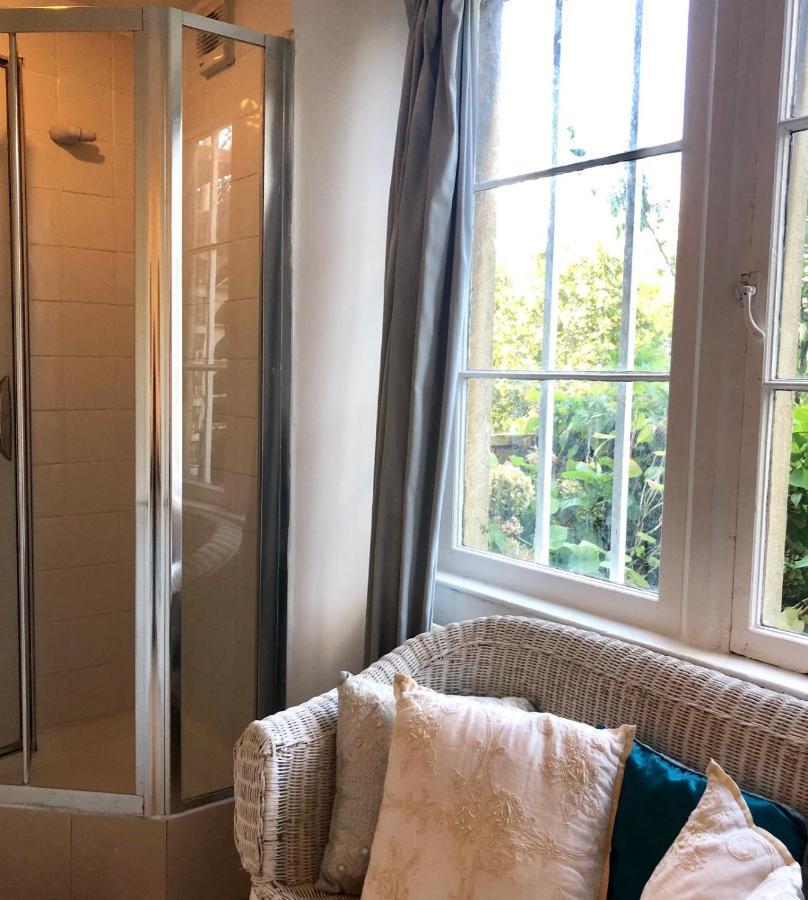 Lauras Townhouse Grand Garden Bath