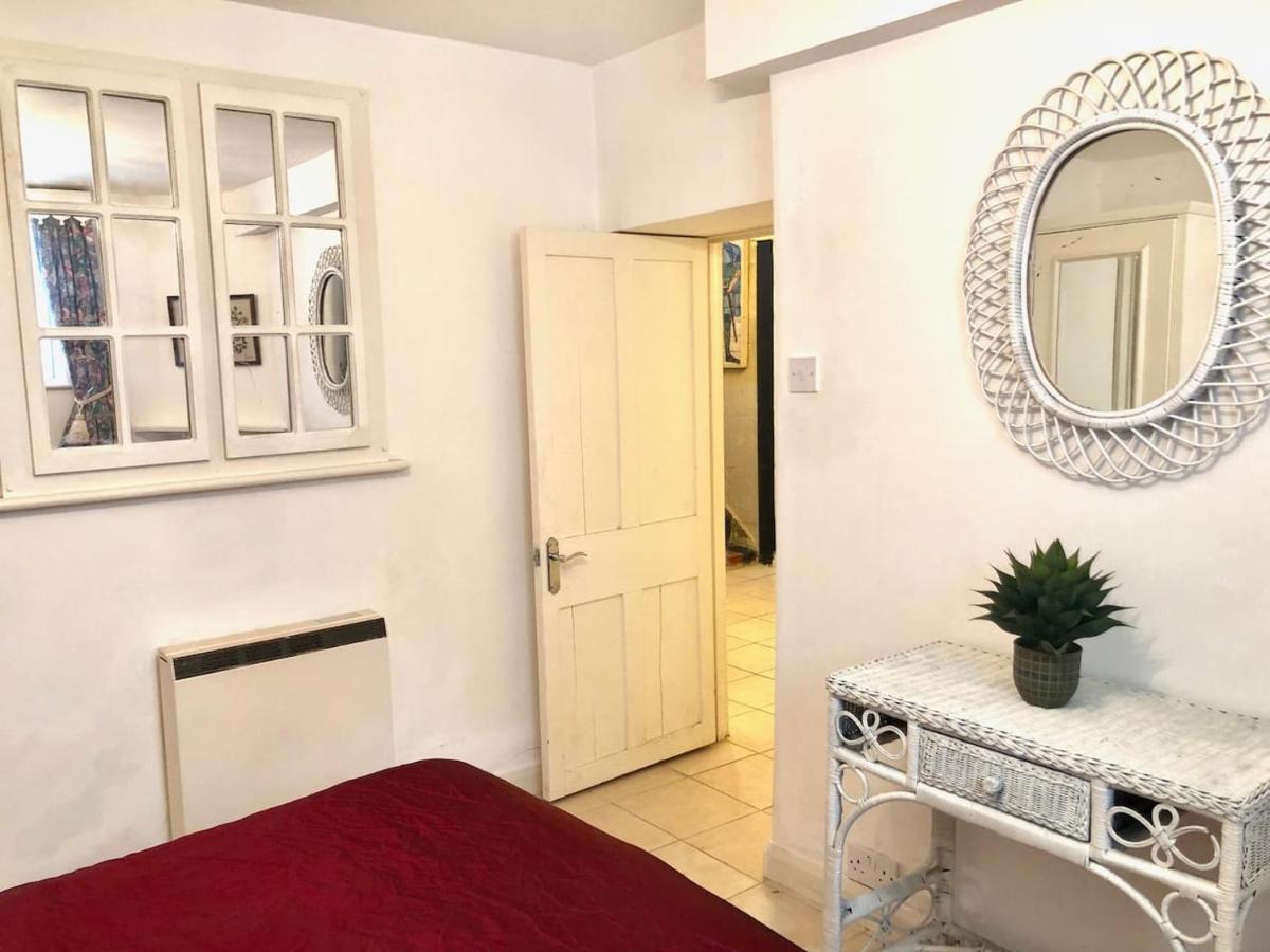 Lauras Townhouse Grand Garden Apartment *
