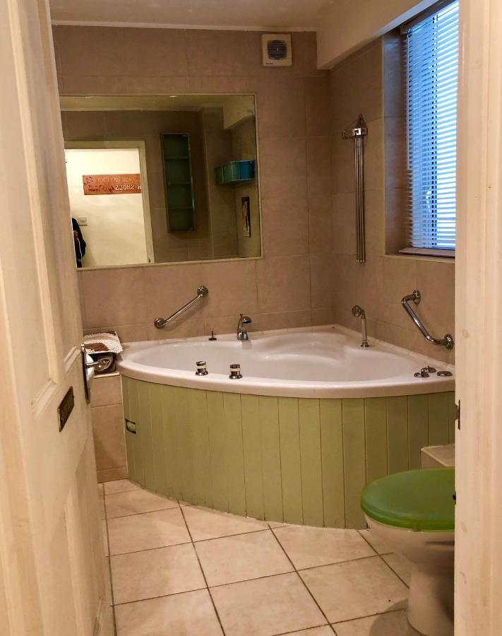 Lauras Townhouse Grand Garden Apartment