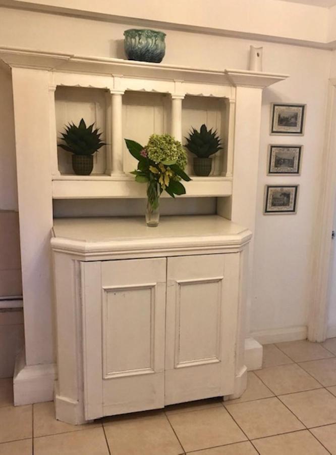 Lauras Townhouse Grand Garden Bath