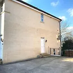 Spacious 2 Bed Apartment With Off Street Parking