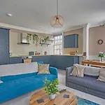 Opposite To Sally Lunn\'S Spacious Luxury Maisonette!
