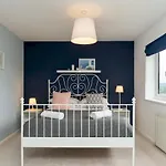 Pass The Keys Modern 2 Bedroom House With On Street Parking
