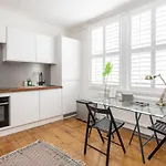Stylish Georgian Apartment Near The Centre Of Bath