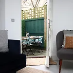 Bath Luxury City Centre 4 Bedroom Townhouse, Sleeps 8, Easy Parking, Private Courtyard Garden, By Empower Homes